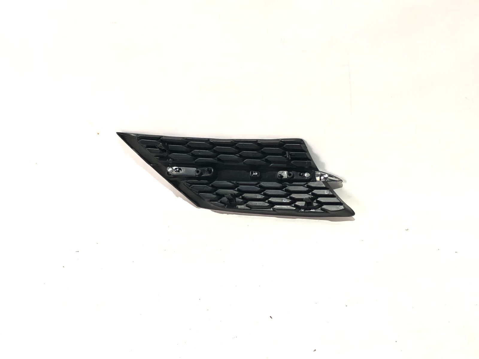 531060R010 Решетка радиатора с хромом левая TOYOTA RAV-4 (2013-15), (53106-0R010 ), (Новая запчасть. Неоригинал высокого качества)