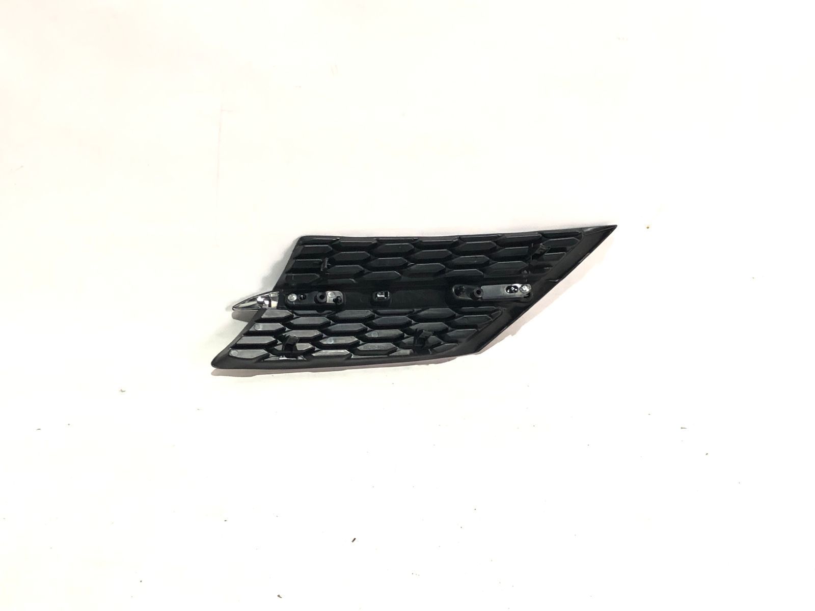531050R010 Решетка радиатора с хромом правая TOYOTA RAV-4 (2013-15), (53105-0R010 ), (Новая запчасть. Неоригинал высокого качества)