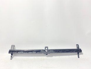 5C6805706D Кріплення центральне решітки радіатора VOLKSWAGEN JETTA (2011-14), (5C6-805-706-D),