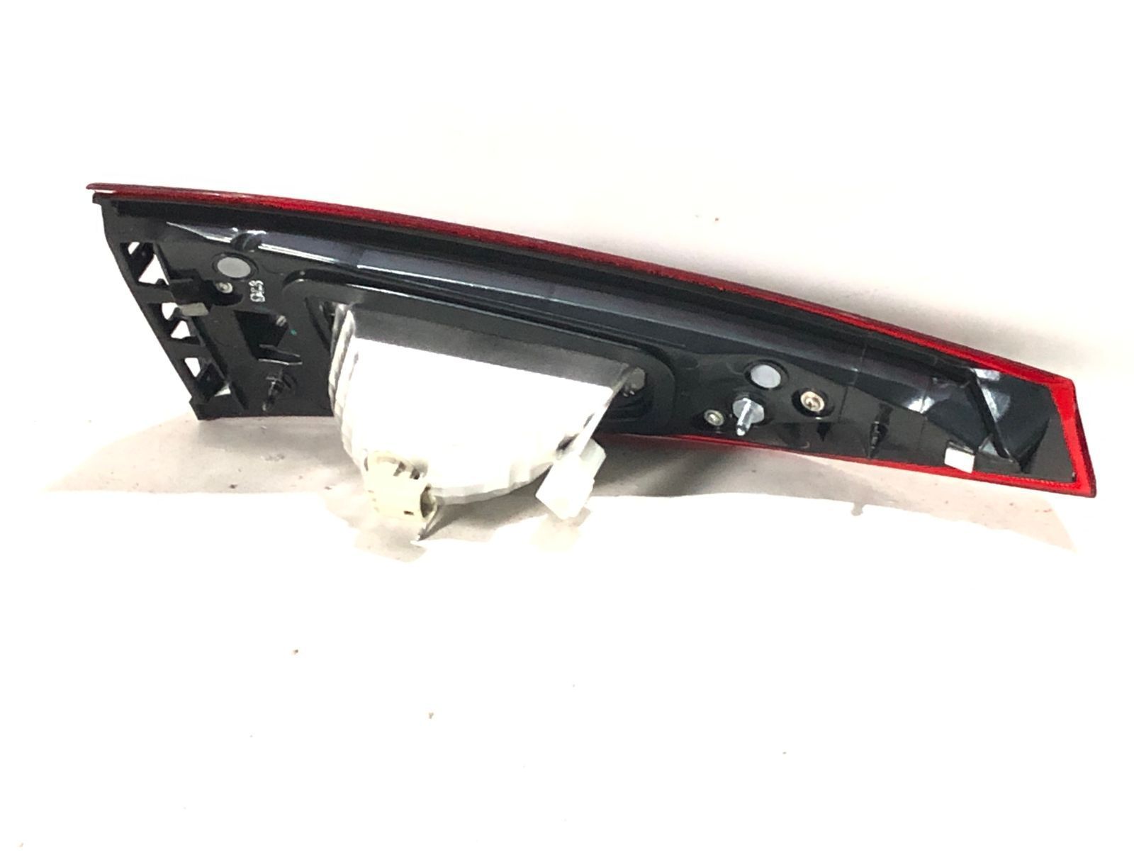 B53W513F0A Фонарь внутренний LED правый MAZDA 3 (2017-18), (B53W-51-3F0A), (Новая запчасть. Неоригинал высокого качества)