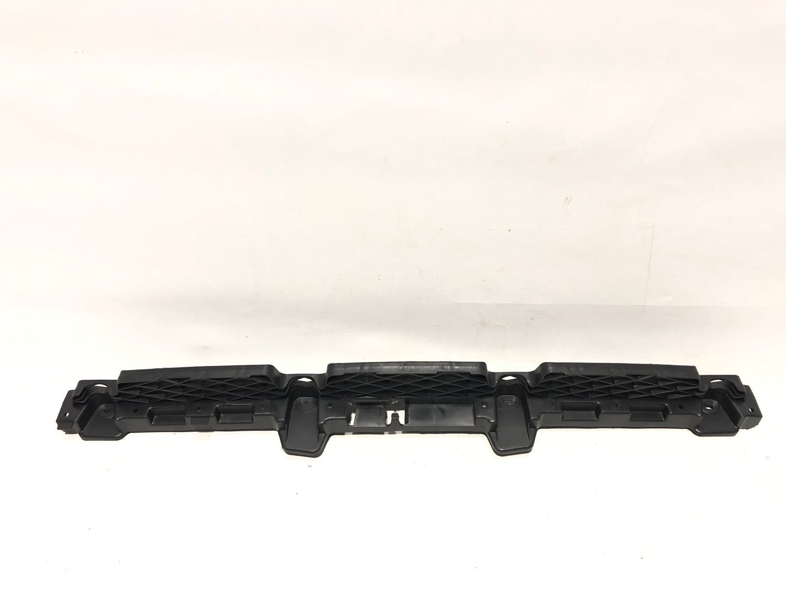 3C8807863D Центральное крепление заднего бампера VOLKSWAGEN СС (2013-17), (3C8807863D), (Новая запчасть. Неоригинал высокого качества)